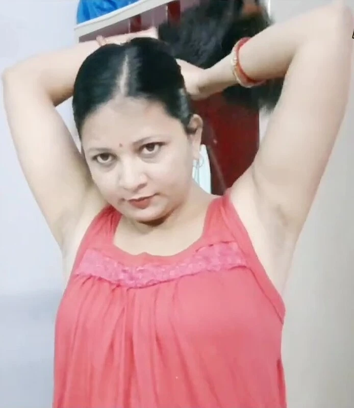 Beauty Queen Nila YouTuber Teasing & Showing Boobs through Pink Saree PREMIUM Video