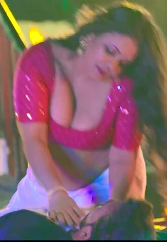 Priya Gamre cleavage show navel