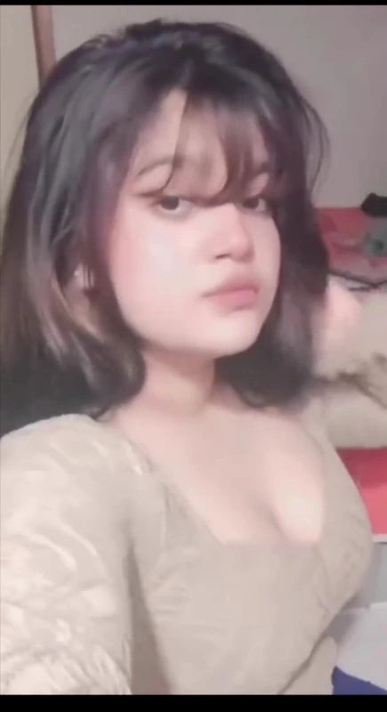 Beautiful Babe Showing boobs