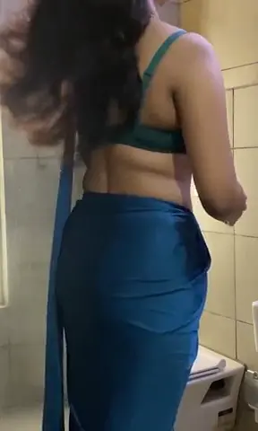 Sexy Saari babe aakriti kaur