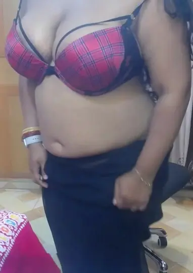 Hot Bhabhi Show Her Cleavage 1