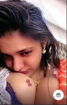 Famous Model Nishala Nishanka Huge Cleavage