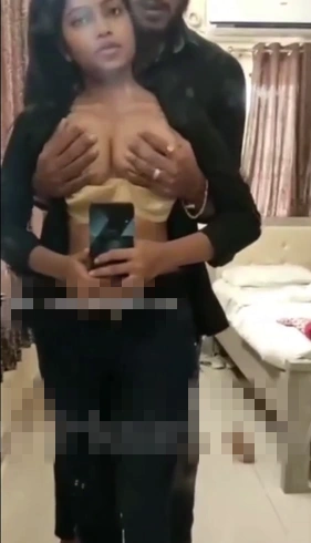 गर्लफ्रेंड के बूब्स जमकर दबाते हुए video clips 2