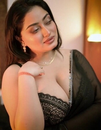 Priti Big boob bhabhi huge cleavage show photoshoot