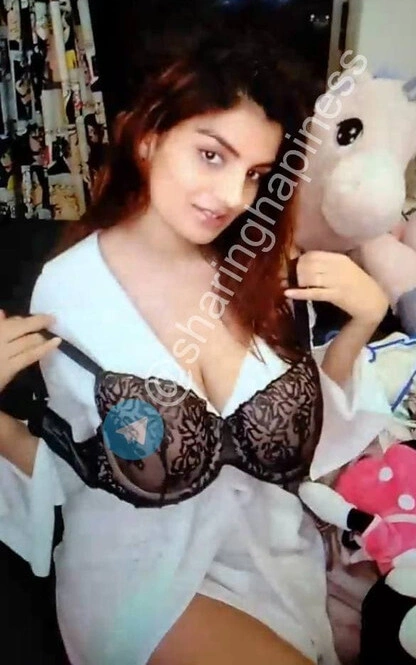 Anveshi Jain Sexy Live Showing Her Bra And Changing Her Dress