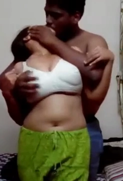 Big-titted Indian hottie poses for amateur porn