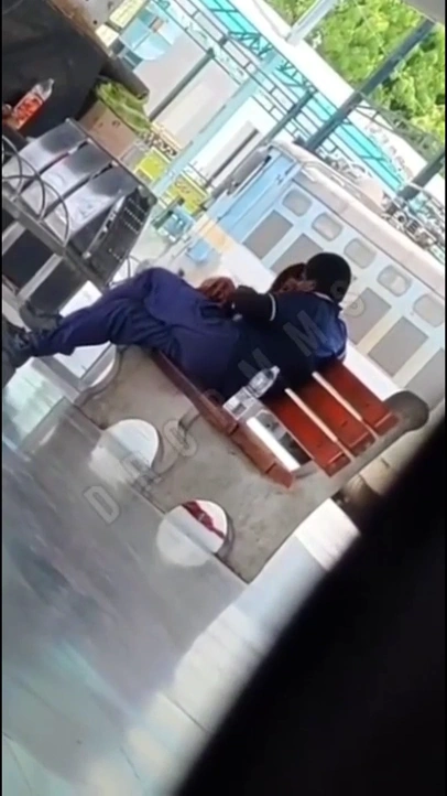 Indian Crazy Guy Getting Blowjob In Railway Station In Public