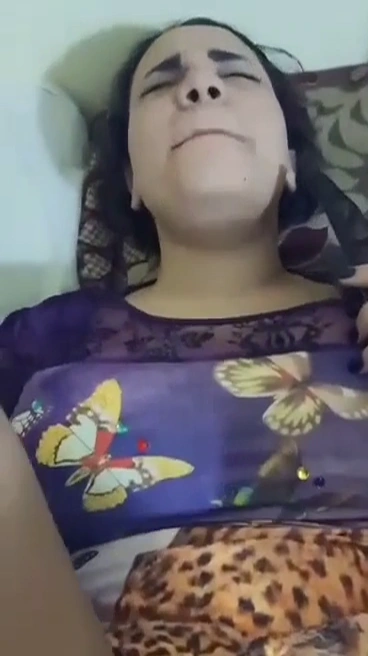 Phone Par Pati Se Baatein Aur Bed Par Padosi Ka Lund